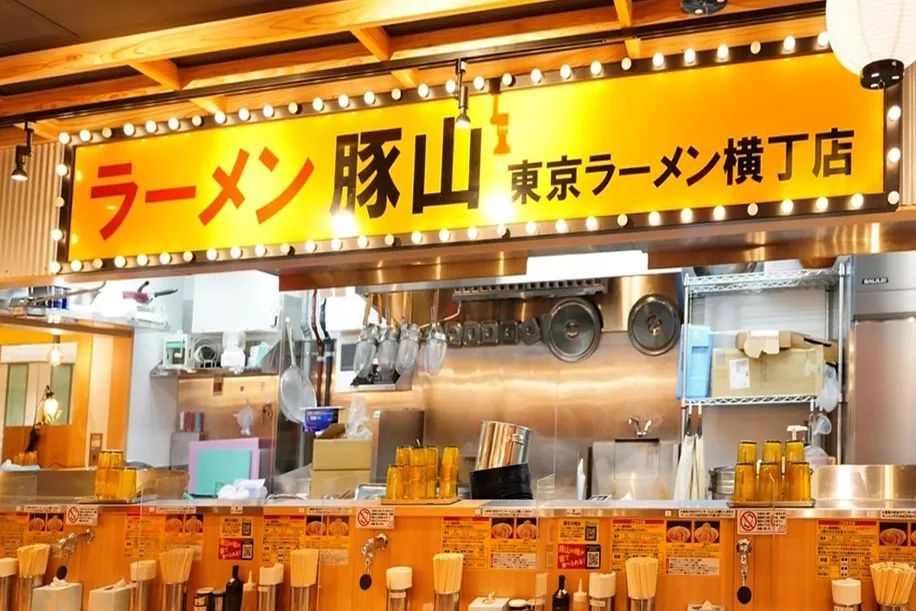 公式】ラーメン豚山 東京ラーメン横丁店｜株式会社ギフトホールディングス
